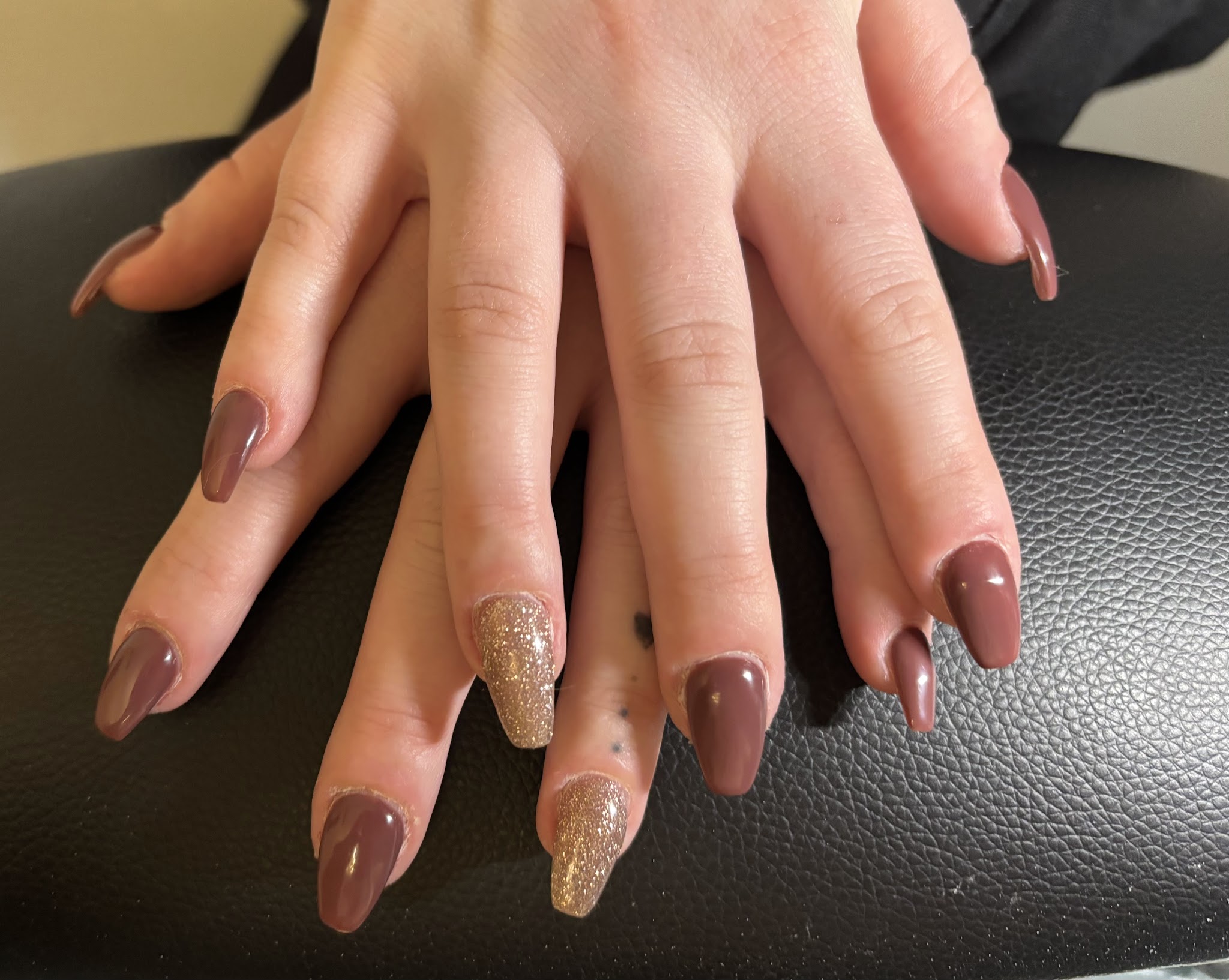 Acrylnagels in bruin met twee glitternagels