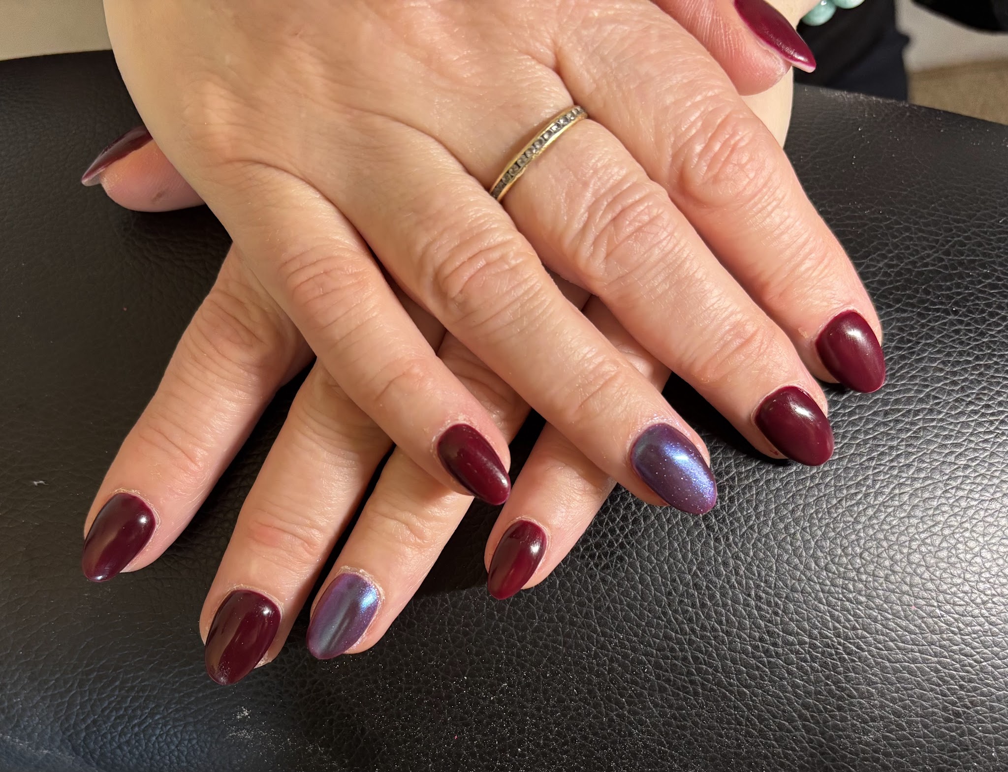 Donkerrode acrylnagels met een chrome nagel