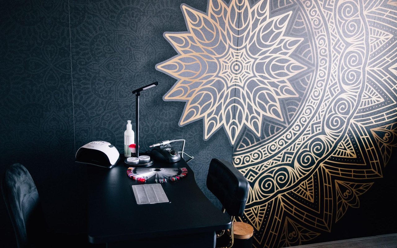 De nageltafel van Lovely Skin & Nails voor de zwarte wand met de gouden mandala