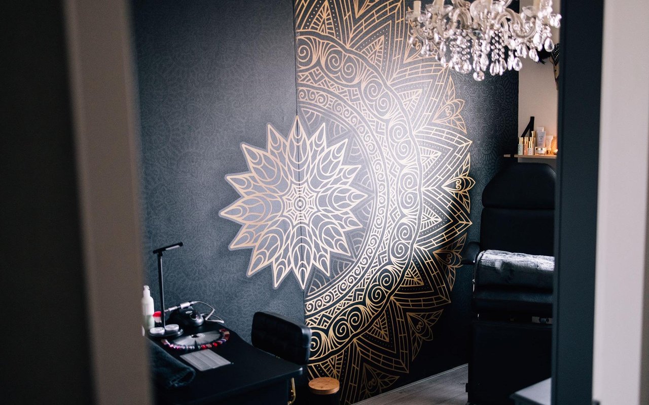 De salon met de kroonluchter, de behandelstoel en de mandala