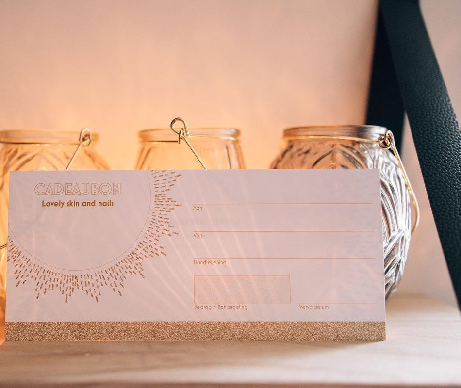 Een cadeaubon van Lovely skin and nails tussen kaarslantaarns