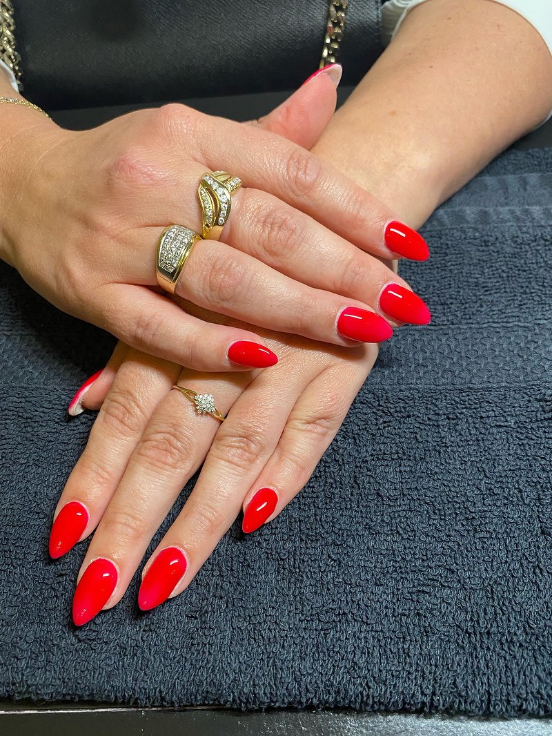 Felrode amandelvormige nagels