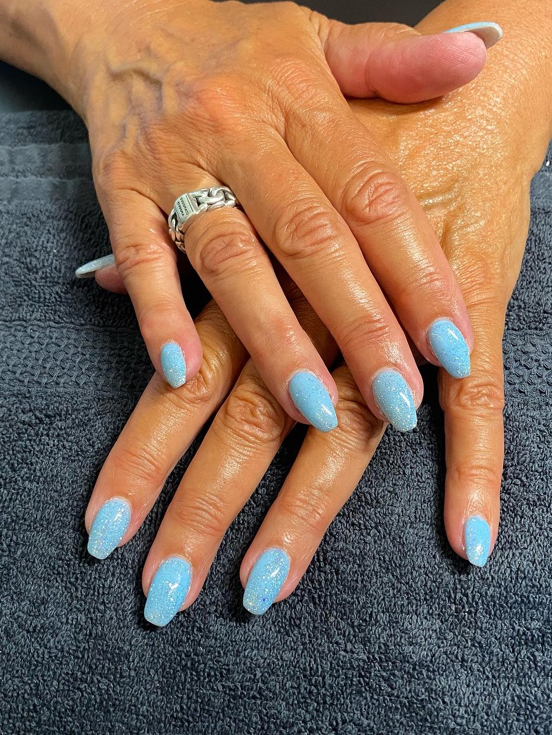 Lichtblauwe nagels