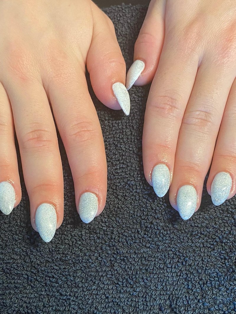 Witte glitternagels in amandelvorm