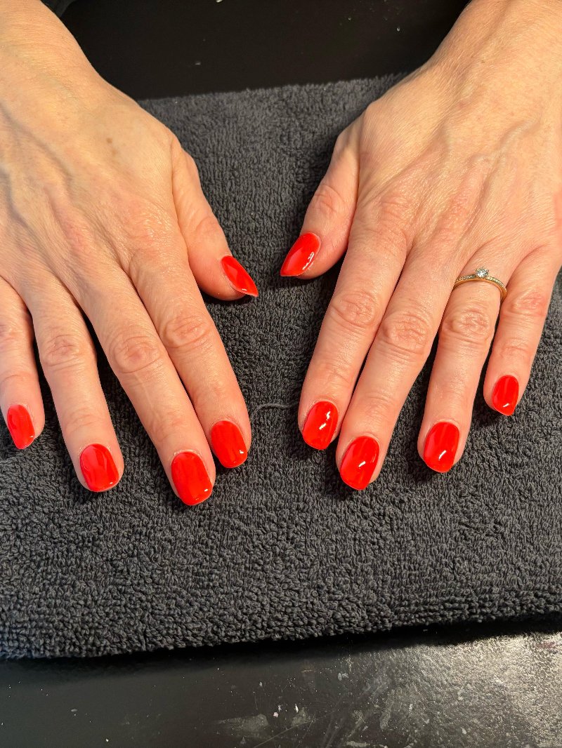 Oranjerode nagels