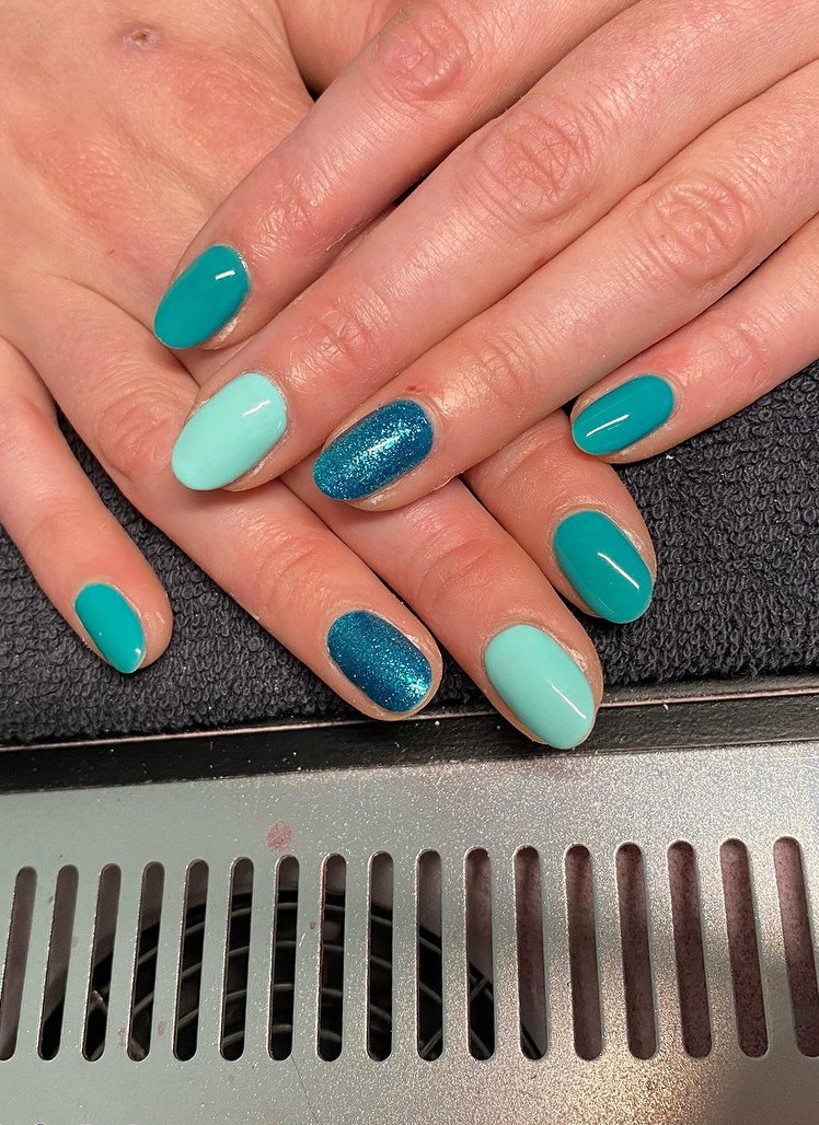 Turquoise nagels met glitteraccenten