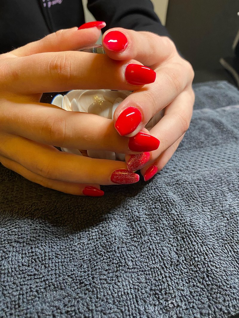 Rode nagels met glitter om een kopje