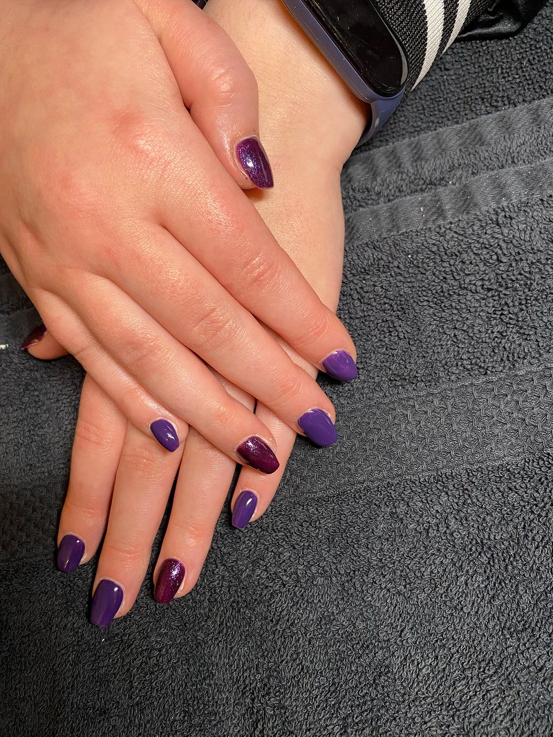 Paarse amandelvormige nagels