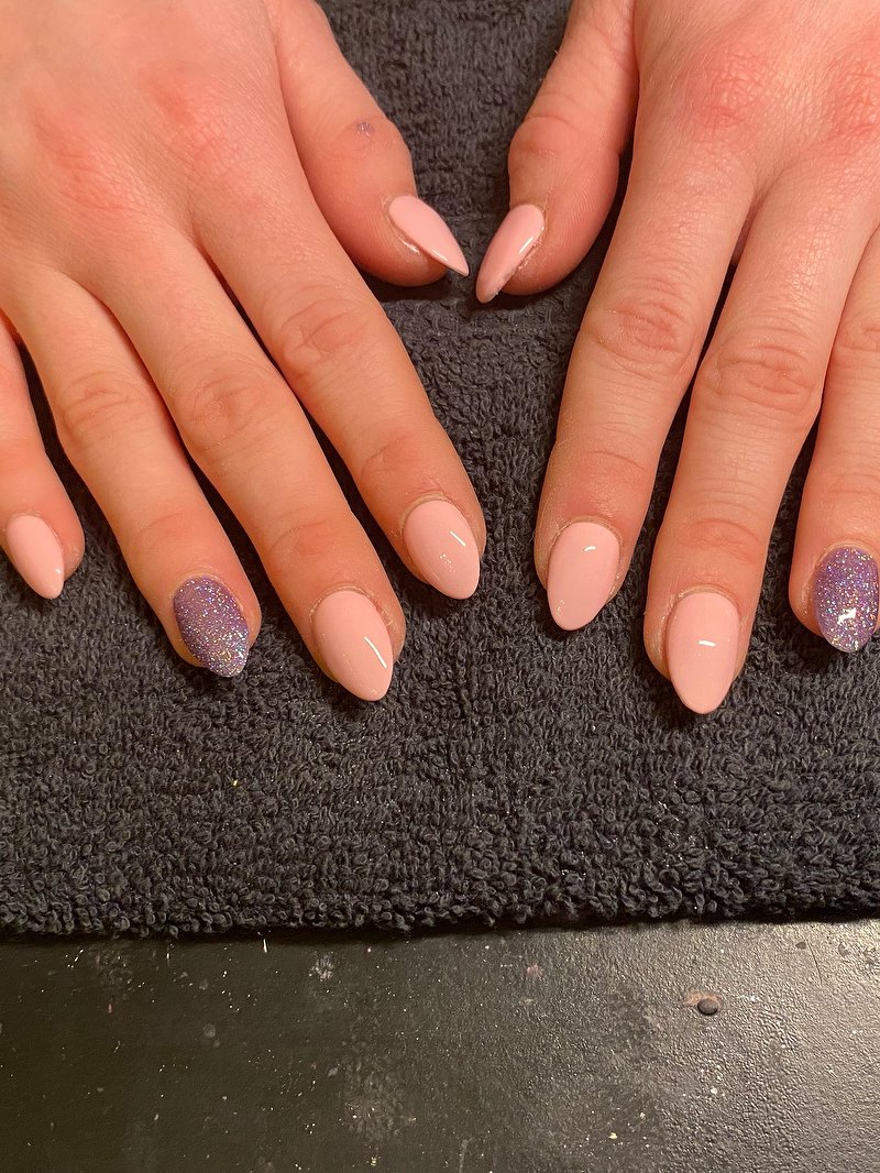 Nude roze nagels met een glitternagel