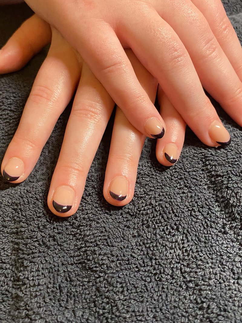 Nude nagels met zwarte french punten