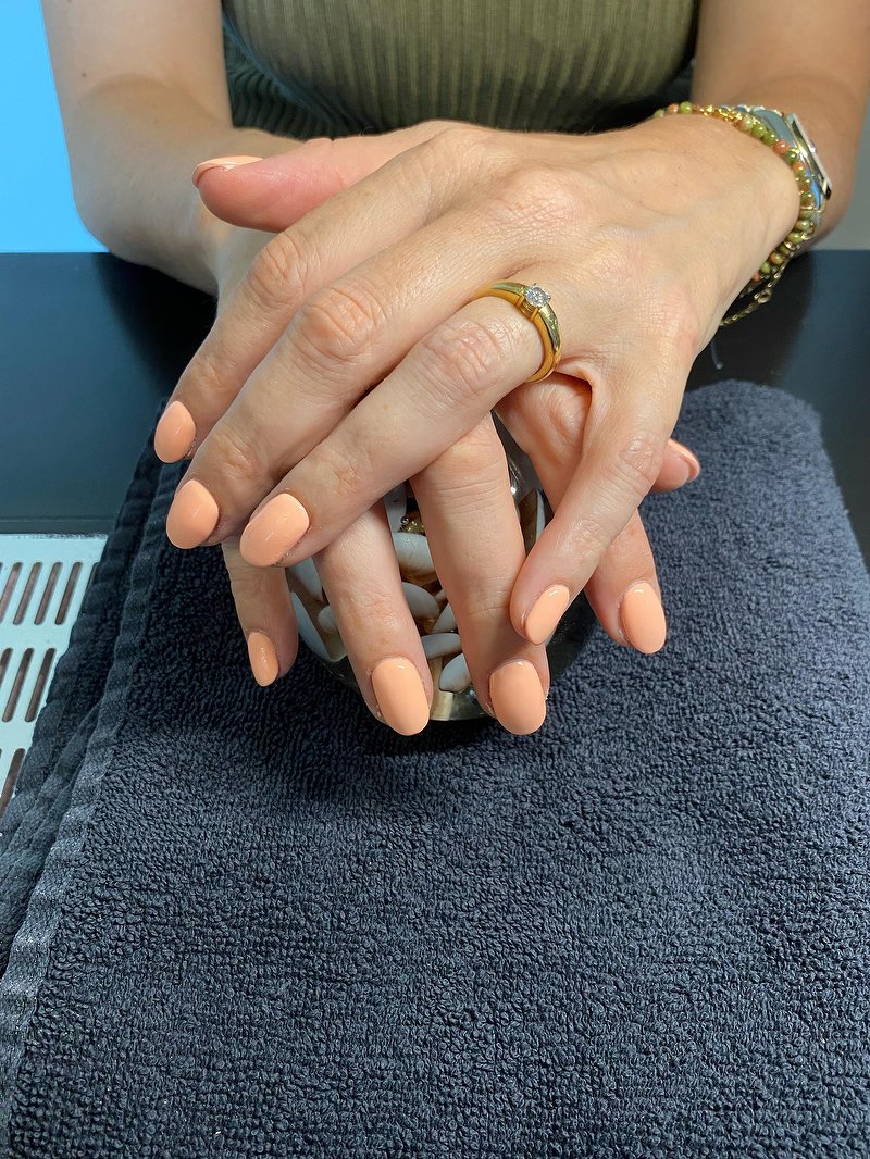 Perzikkleurige nagels
